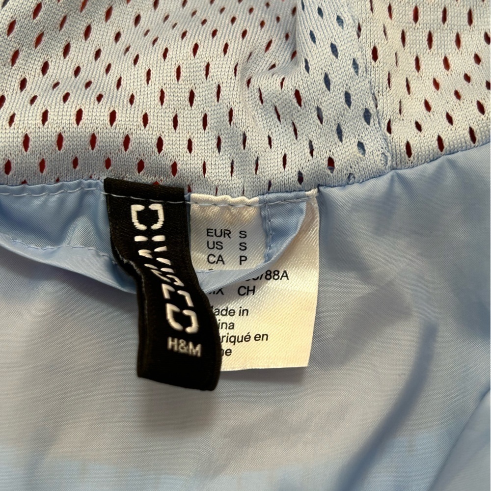 Lightweight women’s hooded jacket coat with drawstrings around bottom hem. - Picture 3 of 5